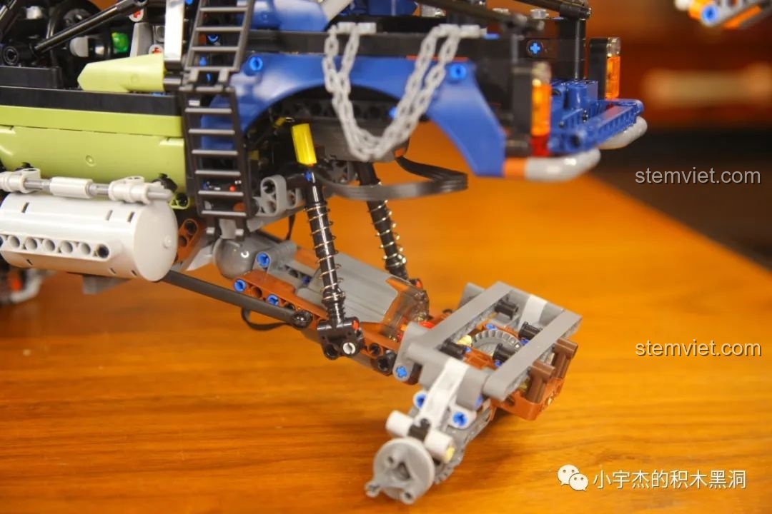 Bốn chiếc bánh xe của Mould King 18006 Xe Tải Kéo Nổi Loạn Hậu Tận Thế từ góc nhìn trên cao, chi tiết gai lốp.