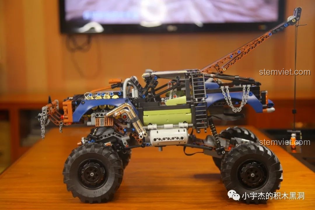 Mô hình Mould King 18006 Xe Tải Kéo Nổi Loạn Hậu Tận Thế đã hoàn thiện, với cần cẩu nâng cao, sẵn sàng hoạt động.