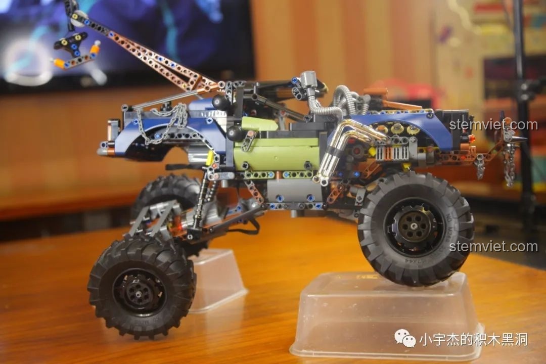 So sánh mô hình Mould King 18006 Xe Tải Kéo Nổi Loạn Hậu Tận Thế với một chiếc xe tải khác từ phía trước.