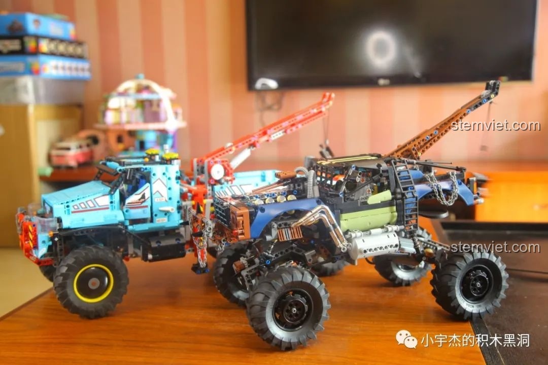 Mô hình Mould King 18006 Xe Tải Kéo Nổi Loạn Hậu Tận Thế đã hoàn thiện, nhìn từ góc nghiêng, mạnh mẽ và cân đối.