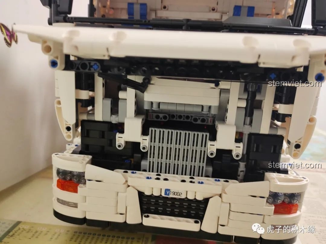 Bên trong cabin xe tải cần cẩu khí nén Mould King 19002, thể hiện chi tiết ghế ngồi và vô lăng. Nhận xét Mould King 19002.