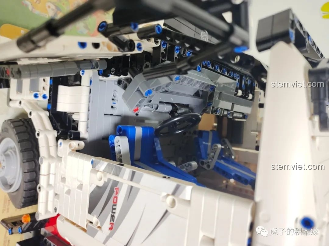 Cần cẩu của xe tải Mould King 19002 đã gập gọn hoàn toàn, sẵn sàng di chuyển trên đường. Cảm nhận Mould King 19002.