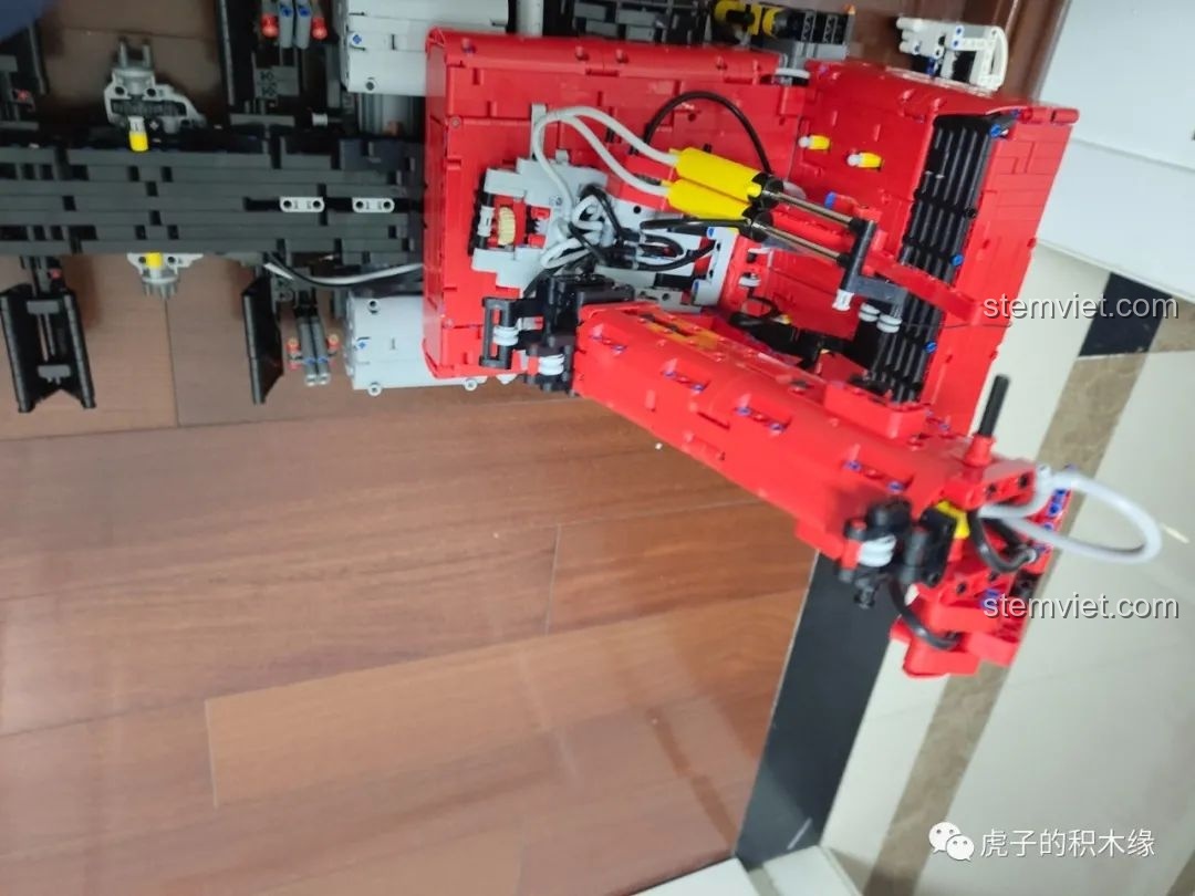 Cần cẩu của xe tải Mould King 19002 đang trong trạng thái gập gọn, thể hiện khả năng cơ động và thiết kế thông minh. Cảm nhận Mould King 19002.