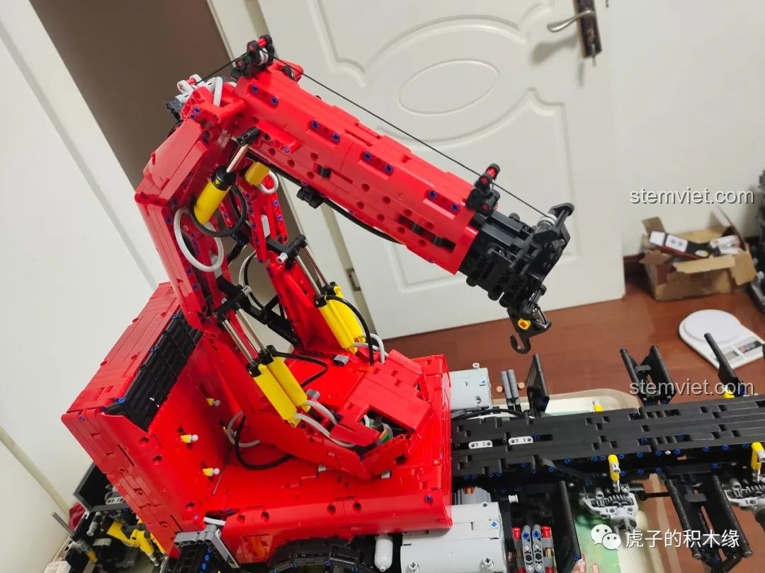 Cần cẩu của xe tải Mould King 19002 đã được mở rộng hoàn toàn, sẵn sàng thực hiện các nhiệm vụ nâng hạ vật nặng. Nhận xét Mould King 19002.