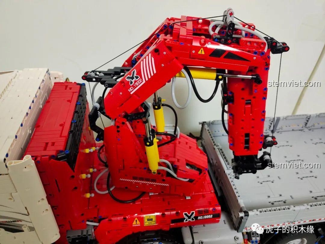 Cận cảnh chi tiết cần cẩu của xe tải Mould King 19002, thể hiện các khớp nối và xi lanh khí nén hoạt động mượt mà. Cảm nhận Mould King 19002.