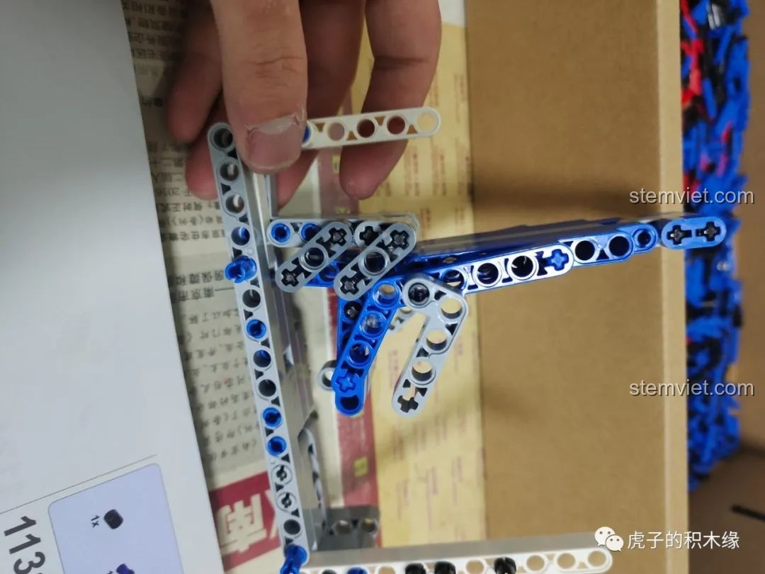 Chi tiết cơ chế cửa xe tải cần cẩu khí nén Mould King 19002, cho thấy sự tinh tế trong thiết kế và lắp ráp. Nhận xét Mould King 19002.