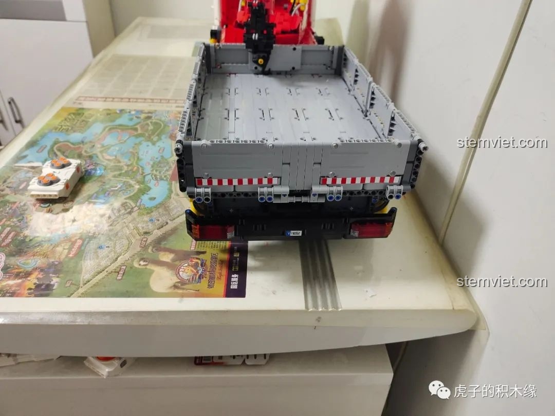 Phần đầu xe tải cần cẩu khí nén Mould King 19002 từ góc thấp, cho thấy chi tiết lưới tản nhiệt và hệ thống đèn. Review Mould King 19002.