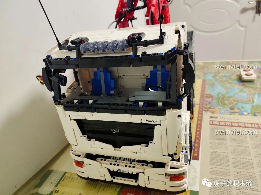 Góc nhìn dưới cabin xe tải cần cẩu khí nén Mould King 19002, cho thấy các chi tiết kỹ thuật và hệ thống dây dẫn. Review Mould King 19002.