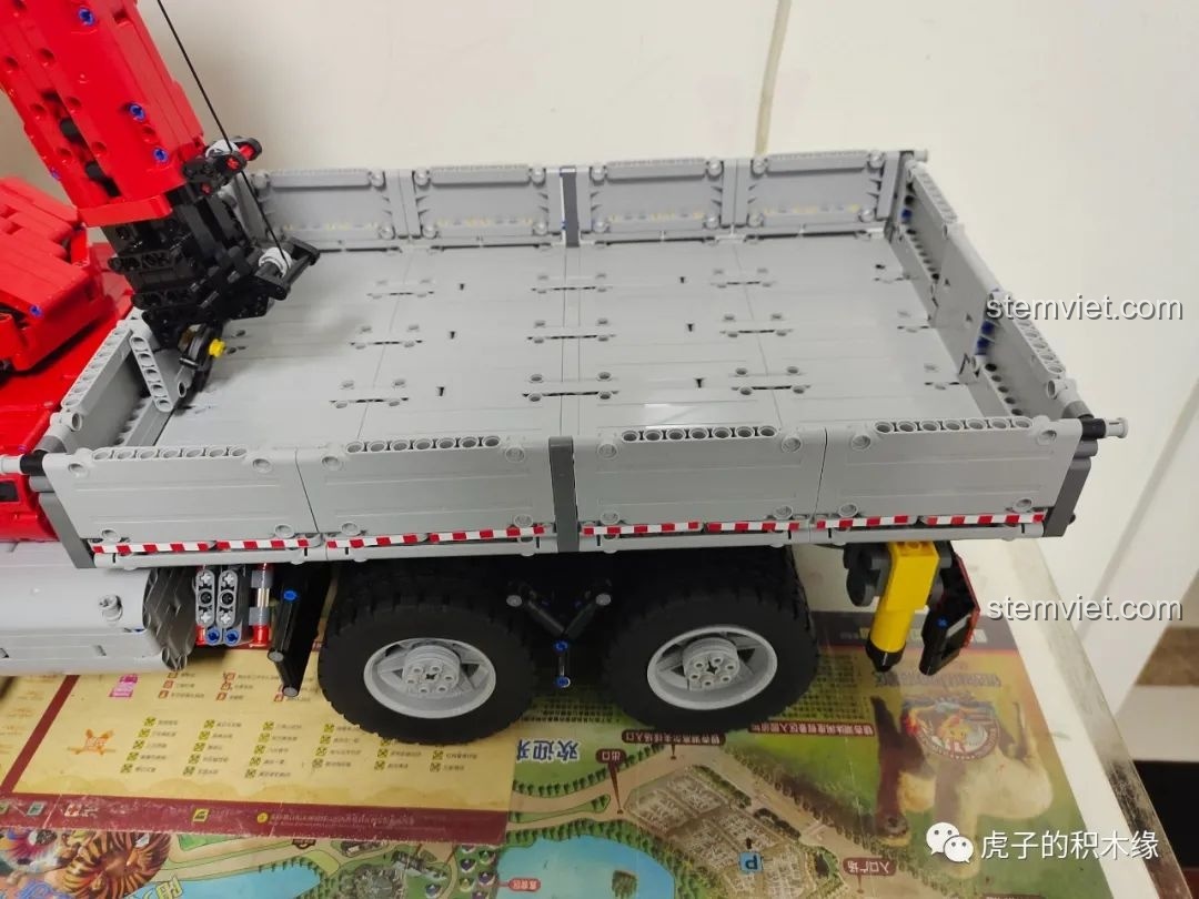 Góc nhìn phía sau thùng xe tải cần cẩu khí nén Mould King 19002, thể hiện chi tiết đèn hậu và cản sau. Cảm nhận Mould King 19002.