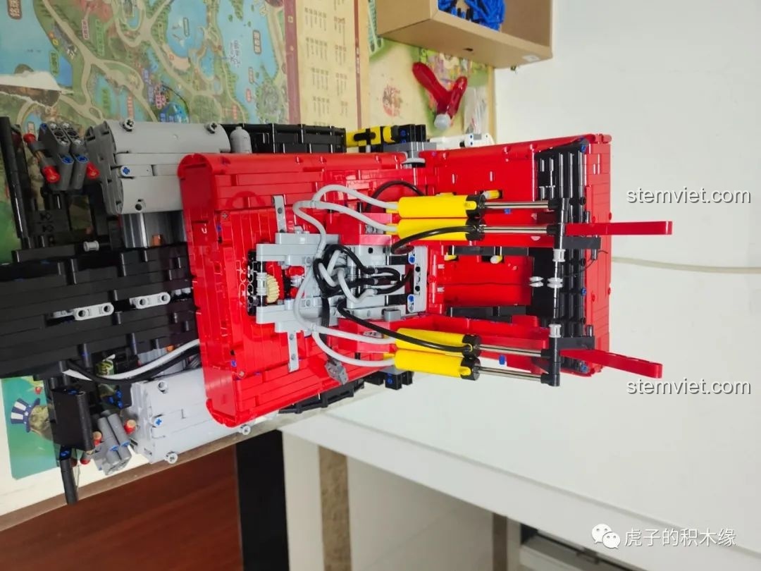 Hệ thống khí nén phức tạp của xe tải cần cẩu Mould King 19002 với các xi lanh và ống dẫn, cho thấy cơ chế hoạt động tinh vi. Review Mould King 19002.