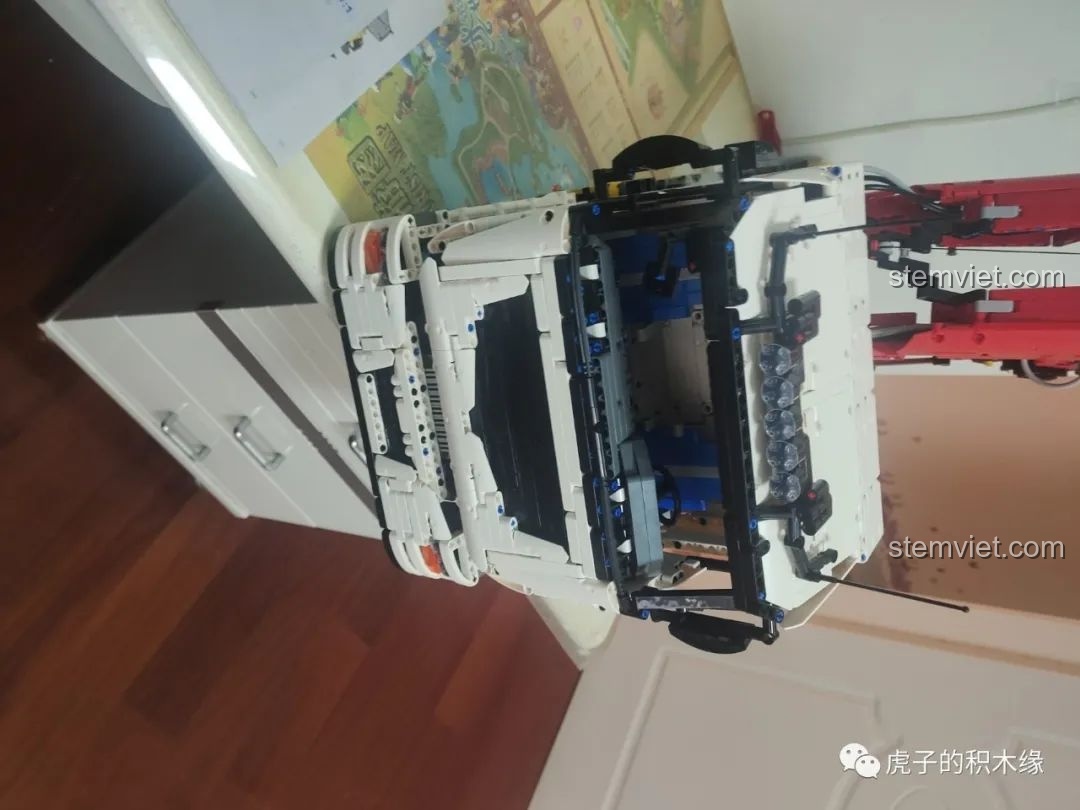 Khung cabin xe tải cần cẩu khí nén Mould King 19002 đang được lắp ráp, thể hiện chi tiết cấu trúc bên trong. Cảm nhận Mould King 19002.