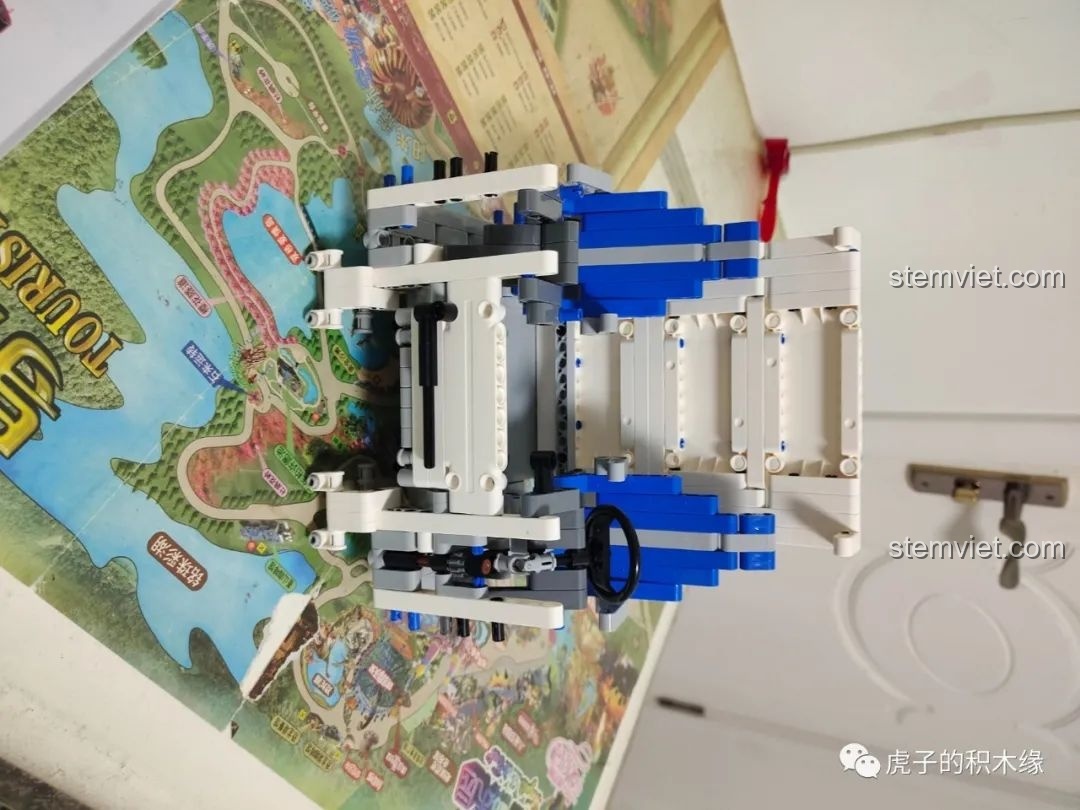 Khung sườn xe tải cần cẩu khí nén Mould King 19002 đang trong quá trình lắp ráp, cho thấy cấu trúc chắc chắn và phức tạp. Review Mould King 19002.