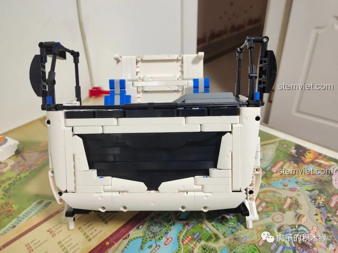 Nội thất phần đầu xe tải cần cẩu khí nén Mould King 19002 từ phía sau, thể hiện chi tiết ghế lái và bảng điều khiển. Review Mould King 19002.