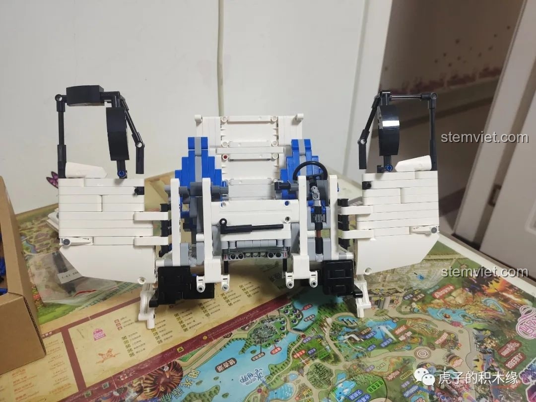 Nội thất phần đầu xe tải cần cẩu khí nén Mould King 19002 từ phía trước, cho thấy không gian cabin rộng rãi. Cảm nhận Mould King 19002.