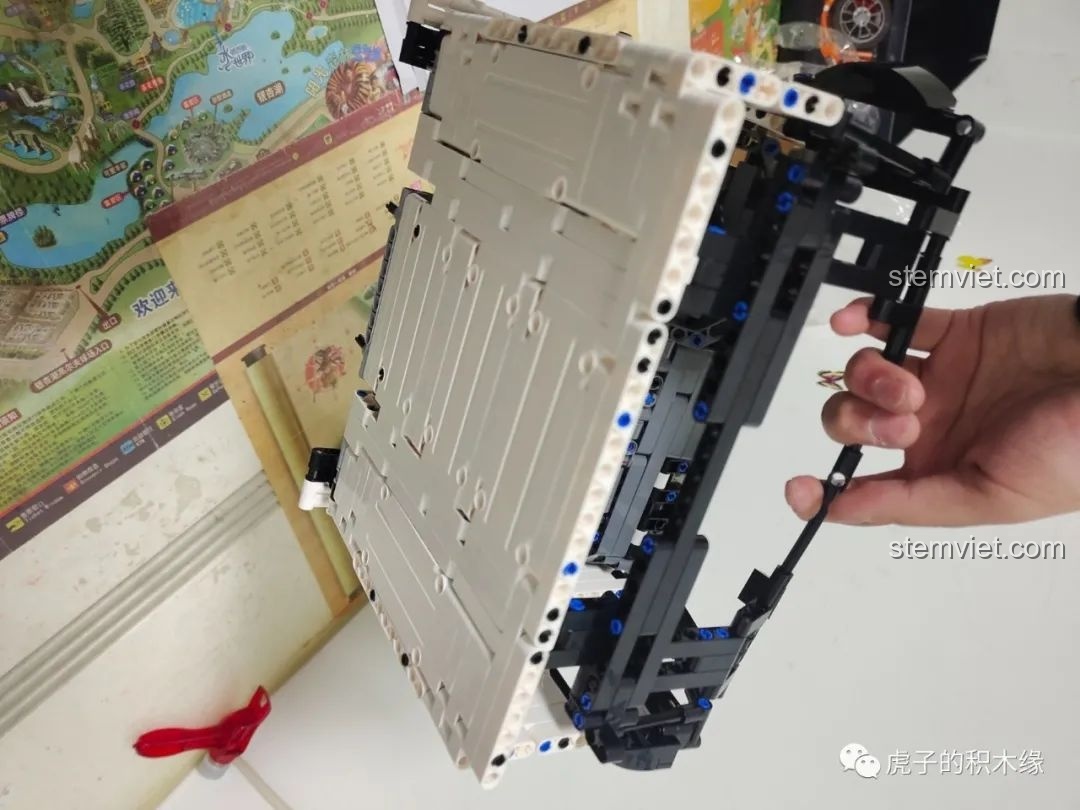 Sàn xe tải cần cẩu khí nén Mould King 19002 đang trong quá trình lắp ráp, cho thấy cấu trúc vững chắc của khoang chứa. Nhận xét Mould King 19002.