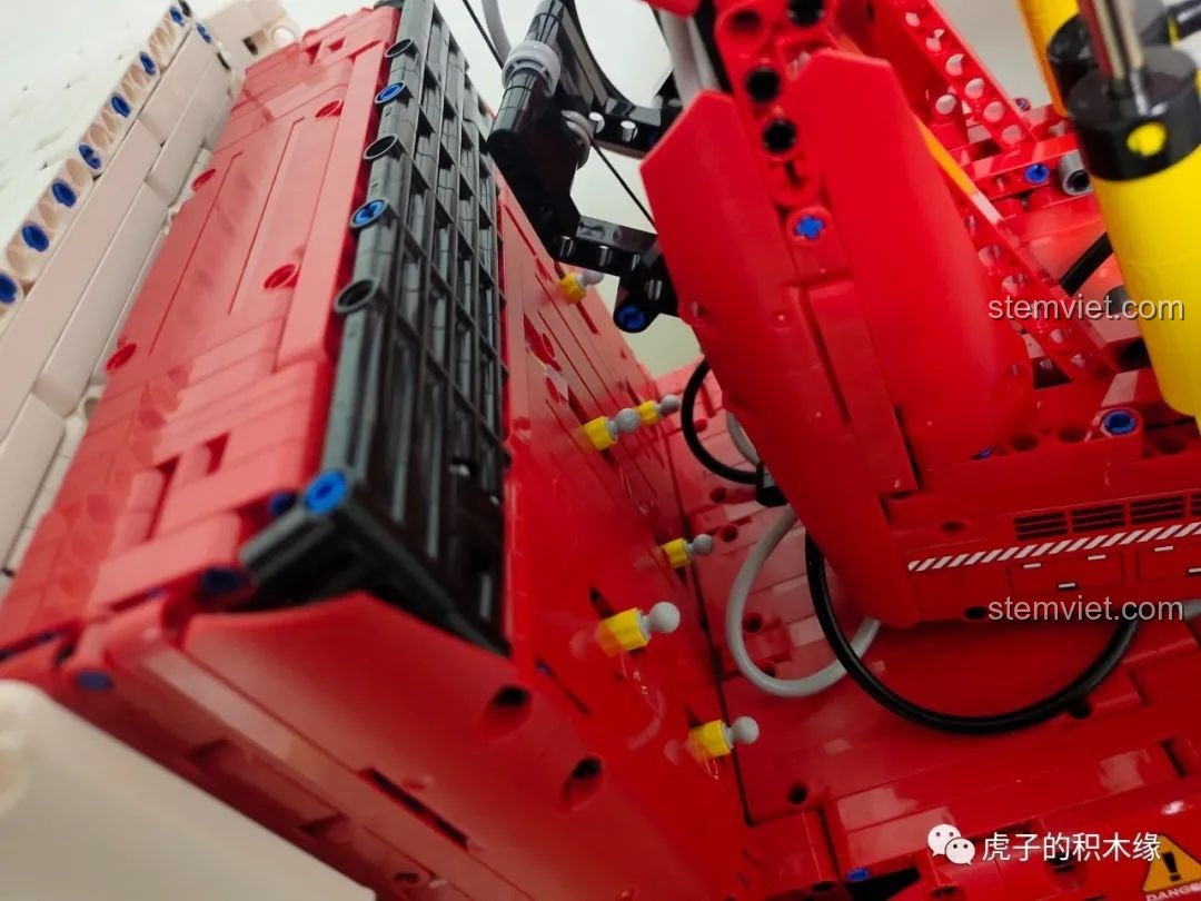 Thùng xe tải cần cẩu khí nén Mould King 19002 rộng rãi và chắc chắn, sẵn sàng chở mọi loại vật liệu. Nhận xét Mould King 19002.