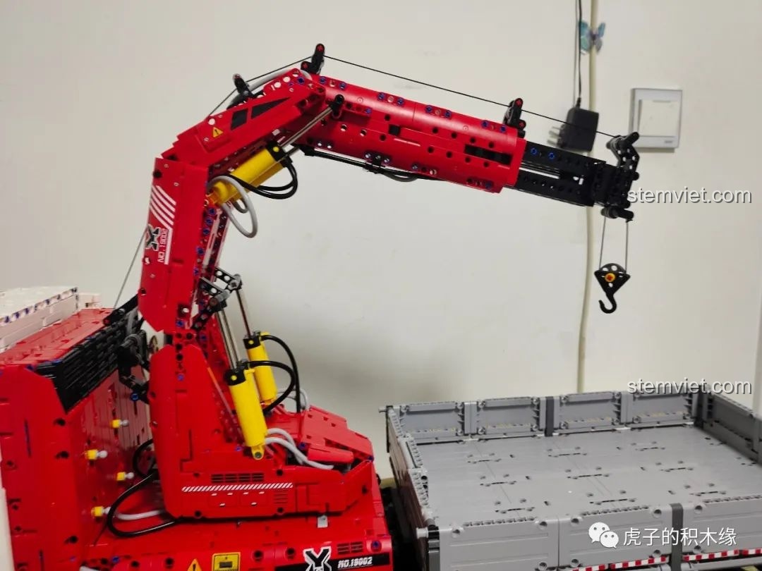 Toàn cảnh xe tải cần cẩu khí nén Mould King 19002 đã hoàn thành, một mô hình đồ sộ và chi tiết. Nhận xét Mould King 19002.