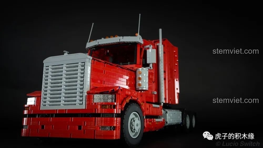 Góc nhìn trực diện phần đầu xe tải cần cẩu khí nén Mould King 19002, thể hiện chi tiết lưới tản nhiệt và đèn pha sắc sảo. Nhận xét Mould King 19002.