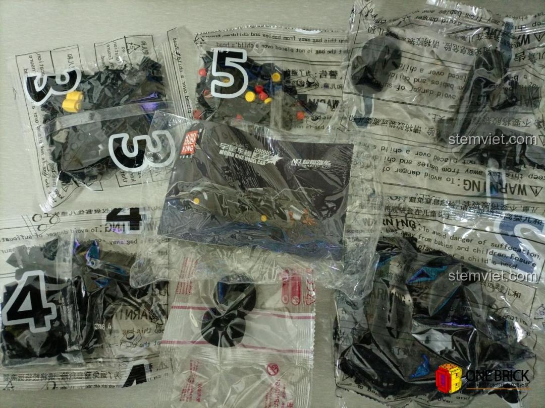 Các túi linh kiện của bộ lắp ráp Mould King 27018 Xe Batmobile, được phân chia rõ ràng, sẵn sàng cho quá trình lắp ráp.