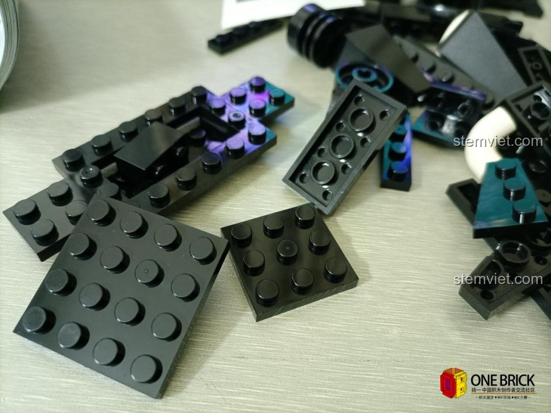 Cận cảnh các mảnh ghép của bộ lắp ráp Mould King 27018 Xe Batmobile, cho thấy chất lượng nhựa cao cấp, không trầy xước.