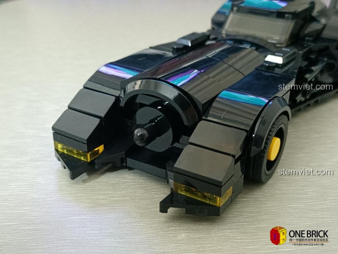 Cận cảnh phần đầu xe của mô hình Batmobile Mould King 27018, với thiết kế mạnh mẽ và đèn pha vàng nổi bật.