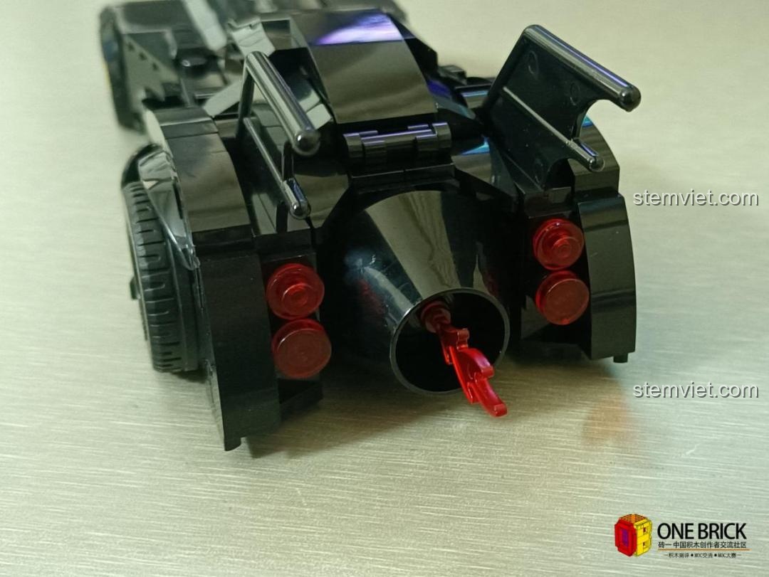 Chi tiết động cơ phản lực phía sau của mô hình Batmobile Mould King 27018, ngay cả ở vị trí khuất cũng được chăm chút.