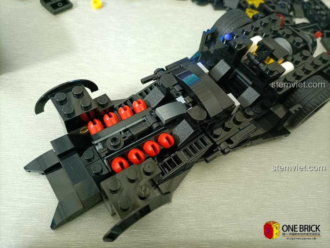 Cận cảnh chi tiết động cơ phía trước của mô hình Batmobile Mould King 27018, thể hiện sự tinh xảo trong thiết kế.