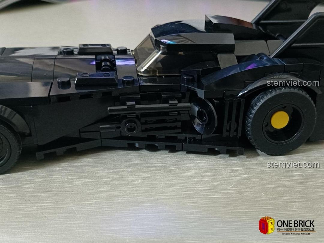 Cận cảnh phần thân xe của mô hình Batmobile Mould King 27018, thể hiện độ khít và liền mạch của các mảnh ghép.