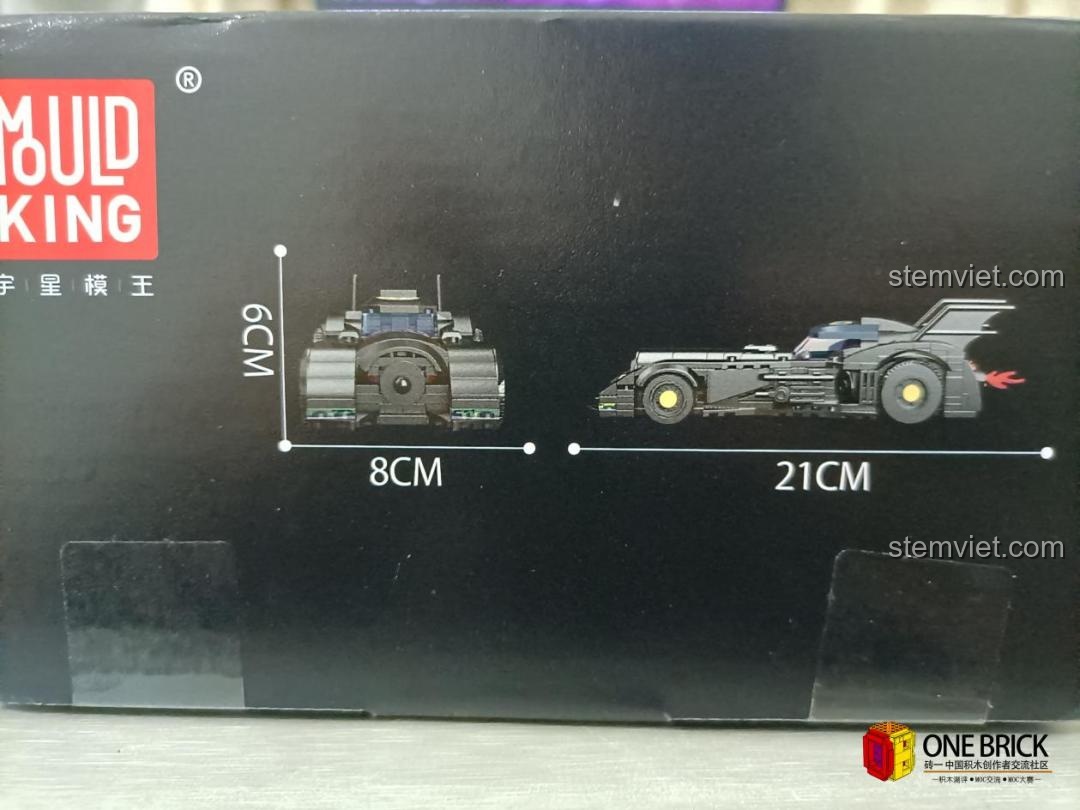 Thông số kích thước của mô hình Batmobile Mould King 27018 được in trên hộp, giúp người mua dễ hình dung.
