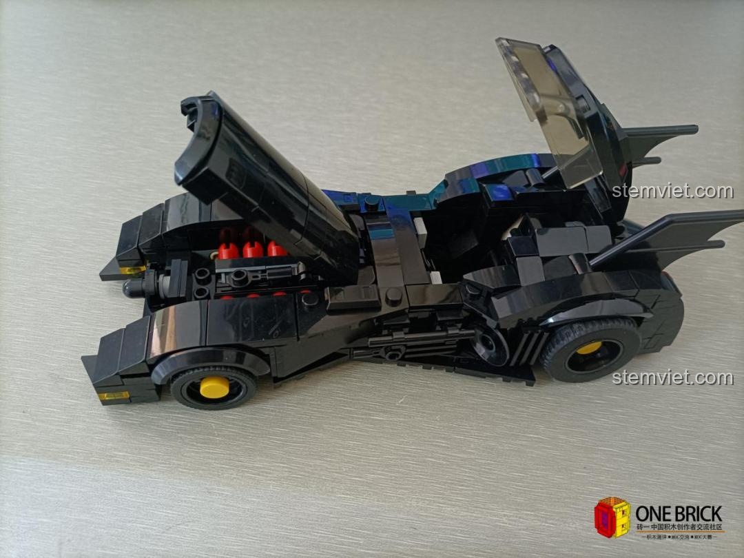 Mô hình Batmobile Mould King 27018 với nắp capo và khoang lái mở, khoe các chi tiết bên trong.