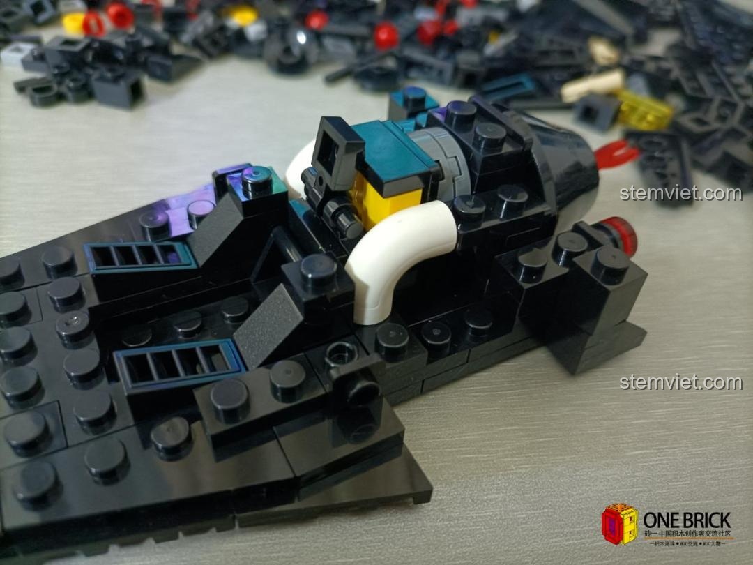 Giai đoạn đầu của quá trình lắp ráp mô hình Batmobile Mould King 27018, bắt đầu hình thành khung xe.