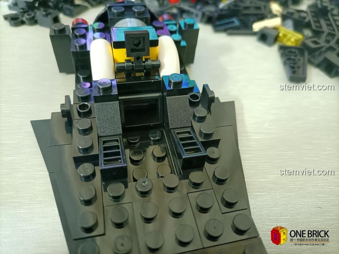 Quá trình lắp ráp mô hình Batmobile Mould King 27018 đang diễn ra, các chi tiết nội thất và thân xe dần hoàn thiện.