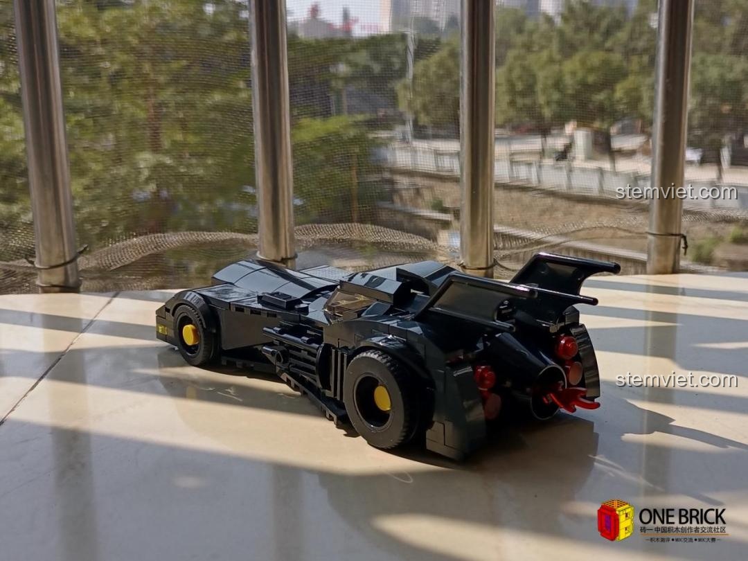 Mô hình Batmobile Mould King 27018 đã hoàn thành, đặt ngoài trời với ánh sáng tự nhiên, tôn lên vẻ đẹp của xe.