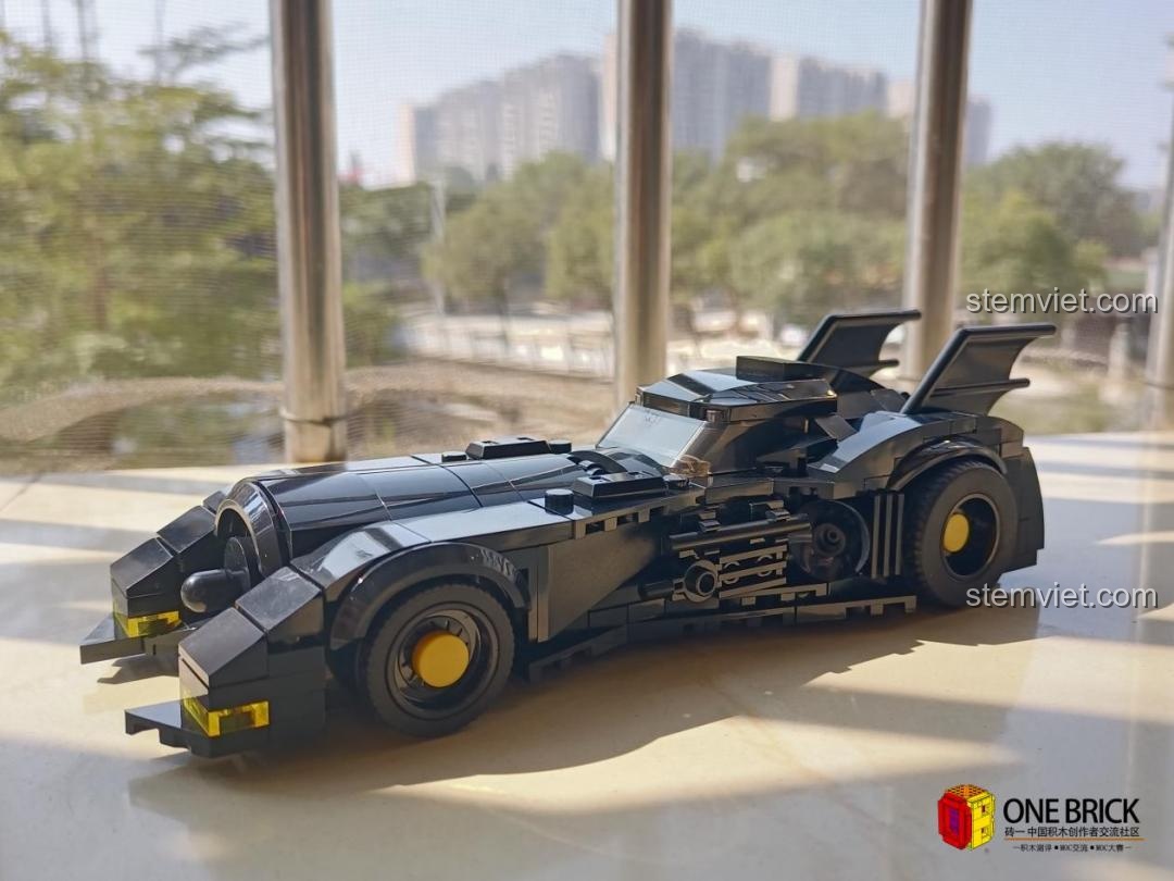 Mô hình Batmobile Mould King 27018 đã hoàn thành, chụp từ góc nghiêng, thể hiện đường nét khí động học.