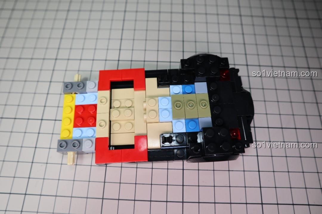 Sách hướng dẫn lắp ráp mô hình Bugatti Veyron Mould King 27027 mở ra, hiển thị các bước lắp đặt đế trưng bày.