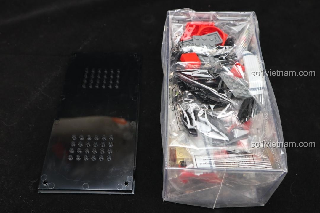 Các túi mảnh ghép của bộ lắp ghép Mould King 27027 Bugatti Veyron được phân loại rõ ràng.