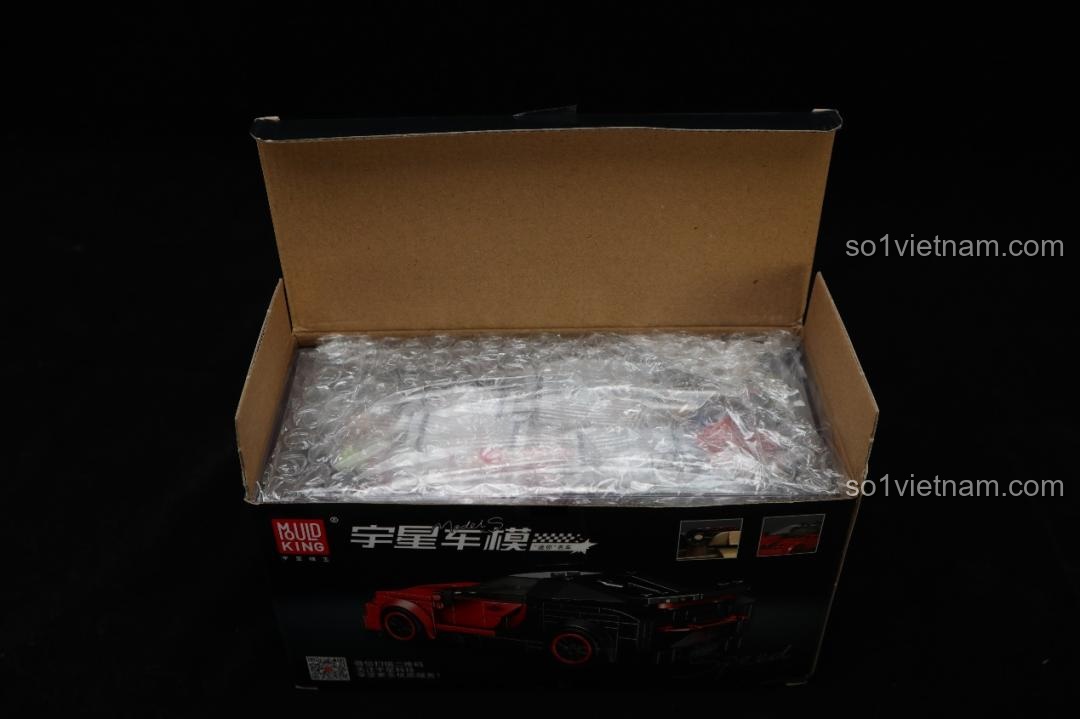 Hộp sản phẩm bộ lắp ghép Mould King 27027 Bugatti Veyron đã mở, bên trong có lớp chống sốc.