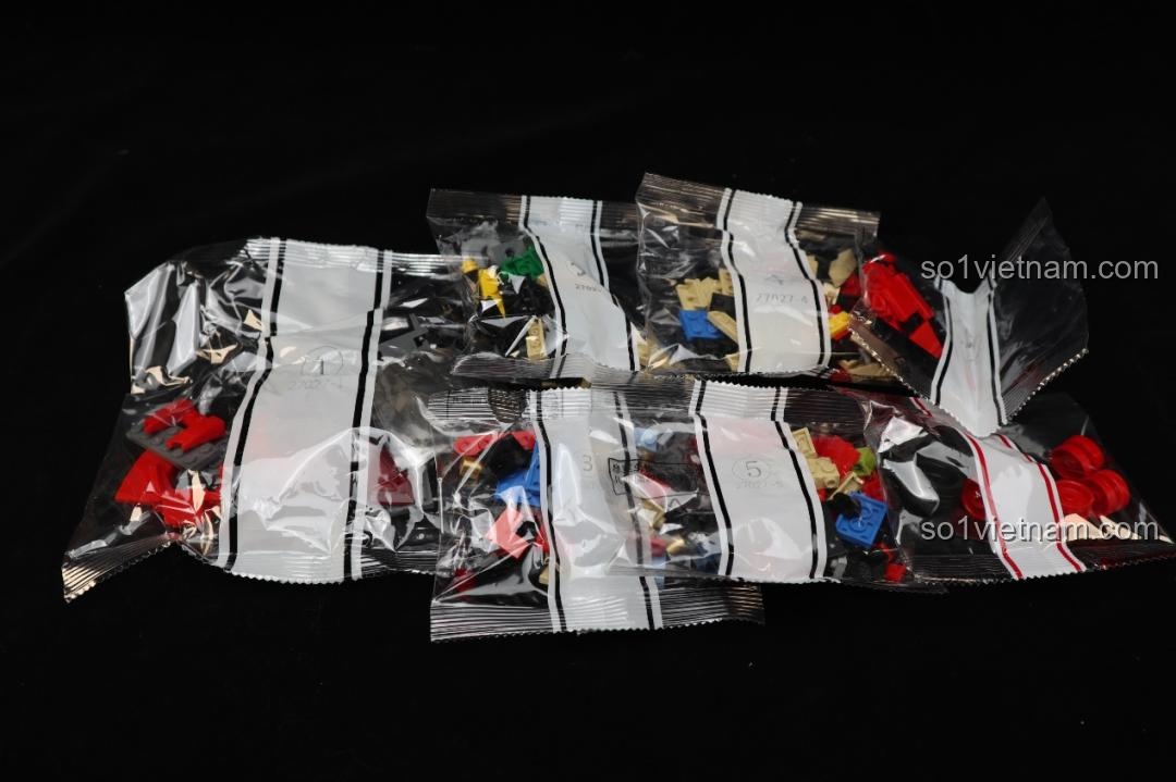 Giai đoạn đầu của quá trình lắp ráp mô hình Bugatti Veyron Mould King 27027, các mảnh ghép nhiều màu sắc.