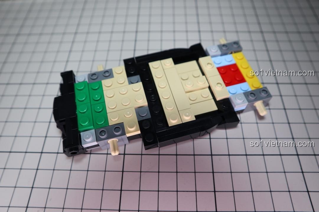 Giai đoạn giữa của quá trình lắp ráp mô hình Bugatti Veyron Mould King 27027, khung xe đã rõ ràng hơn.