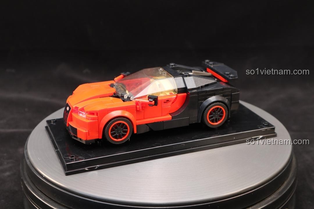 Mô hình siêu xe Bugatti Veyron Mould King 27027 màu đỏ đen đã hoàn thành, đặt trên đế xoay, góc nhìn ngang thân xe.