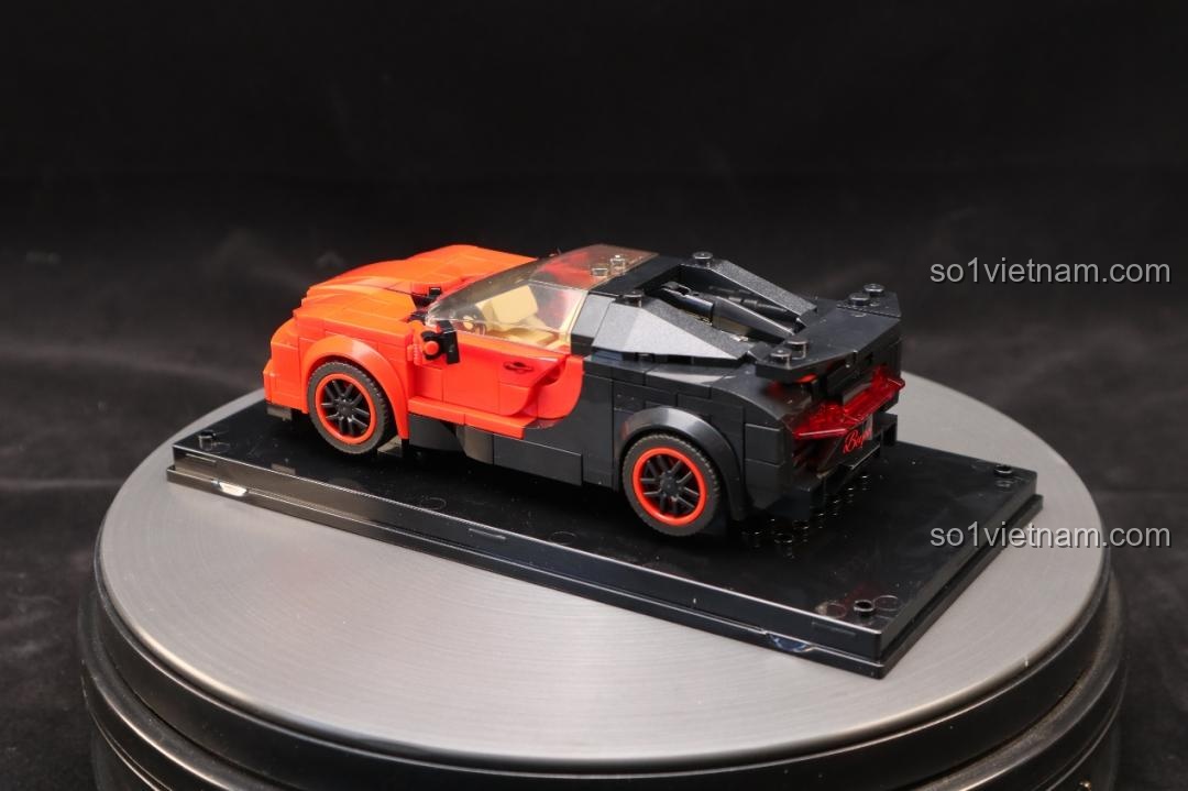 Mô hình Bugatti Veyron Mould King 27027 từ phía sau, thân xe đỏ đen, đặt trên đế xoay.