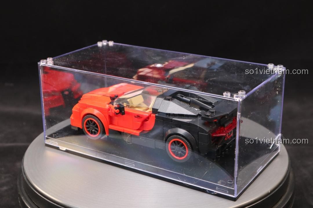 Mô hình Bugatti Veyron Mould King 27027 trong hộp trưng bày mica trong suốt, đặt trên đế xoay.