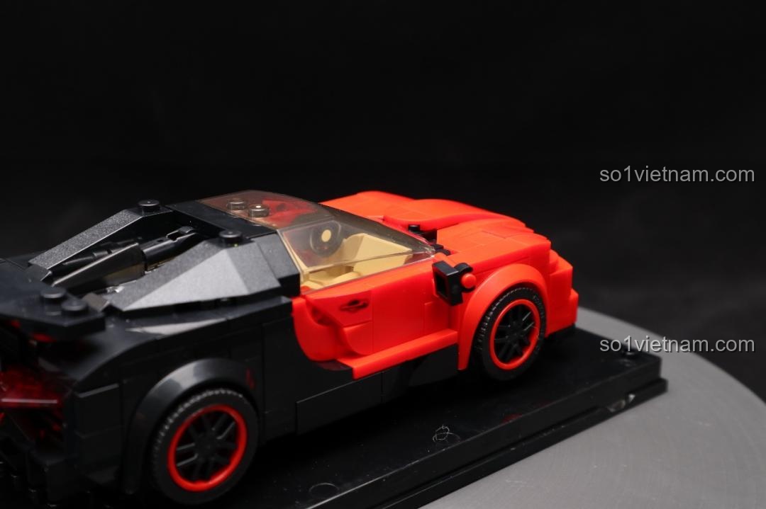 Mô hình Bugatti Veyron Mould King 27027 với cửa xe mở, lộ ra phần nội thất màu vàng nhạt.