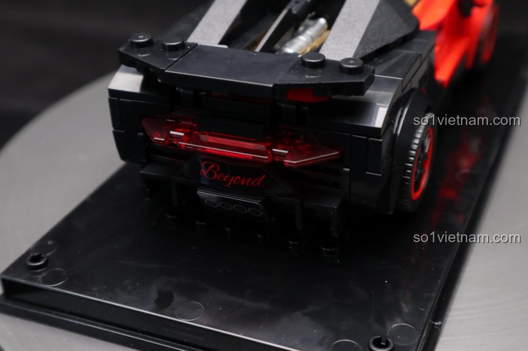 Cận cảnh phần đuôi xe của mô hình Bugatti Veyron Mould King 27027, với đèn hậu đỏ và chữ 