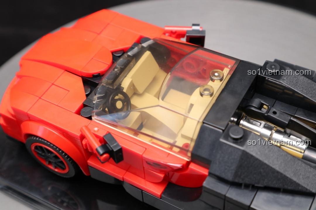 Góc nhìn từ trên xuống của mô hình Bugatti Veyron Mould King 27027, thấy rõ kính chắn gió và nội thất.