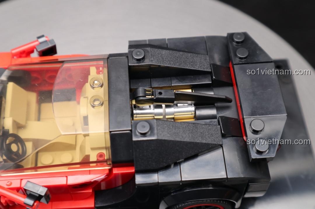 Cận cảnh phần động cơ giả của mô hình Bugatti Veyron Mould King 27027, nằm phía sau khoang lái.