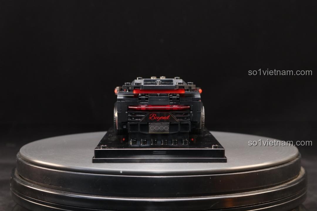 Mô hình Bugatti Veyron Mould King 27027 nhìn từ phía sau trực diện, đặt trên đế xoay.