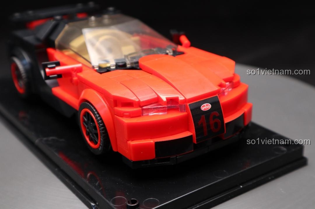 Cận cảnh phần đầu xe của mô hình Bugatti Veyron Mould King 27027, với logo và số 16 màu đen trên nền đỏ.