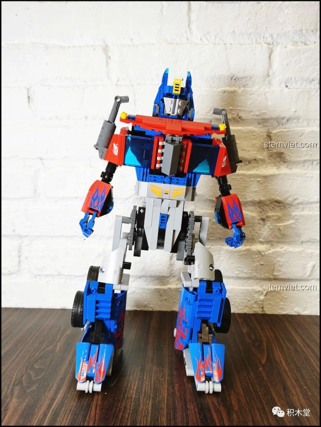 Góc nhìn nghiêng của robot Optimus Prime 15036 đã hoàn thiện, khoe các chi tiết và đường nét thiết kế.