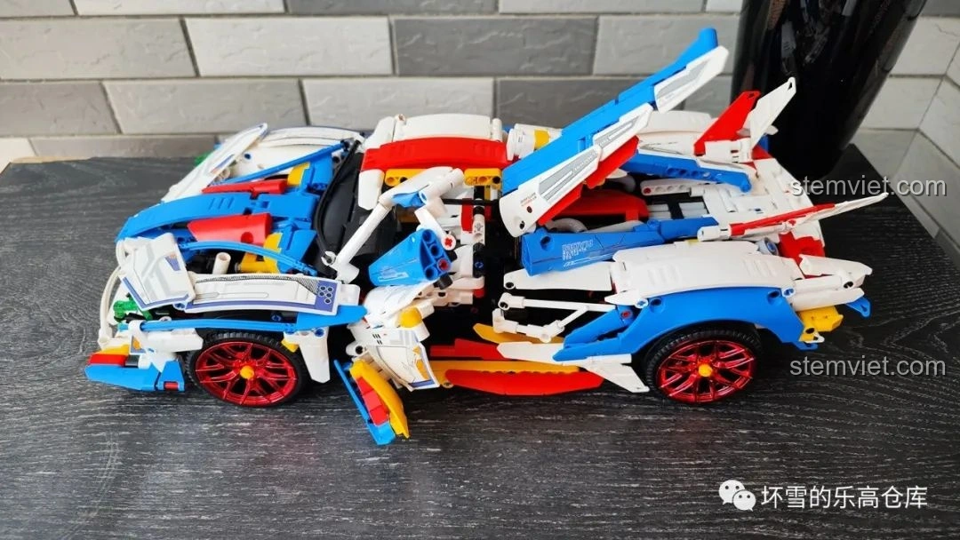 Moyu Block MY88007A Siêu Xe Thể Thao EVO trong chế độ 'bung giáp', nhìn từ góc nghiêng, cực kỳ ấn tượng.